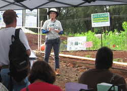 Dr. Koon-Hui Wang shows community participants how to
improve soil health at a recent field day.